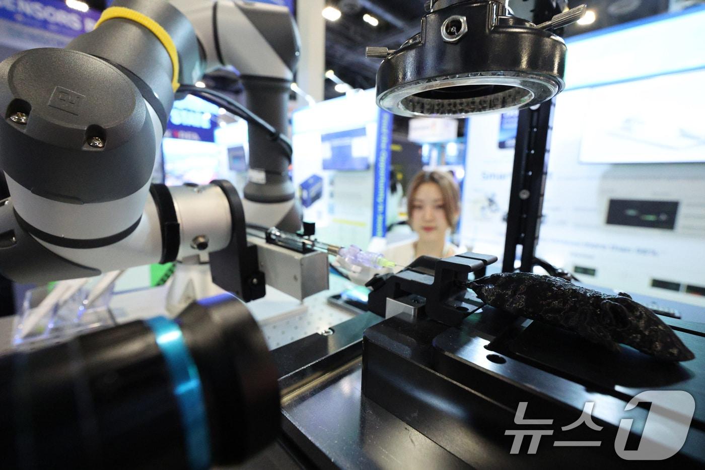 본문 이미지 - 세계 최대 정보기술(IT)·가전 전시회 'CES 2025’에서 자동 미정맥 투여 장치'가 시연되고 있다. 2025.1.9 ⓒ 뉴스1 신웅수 기자