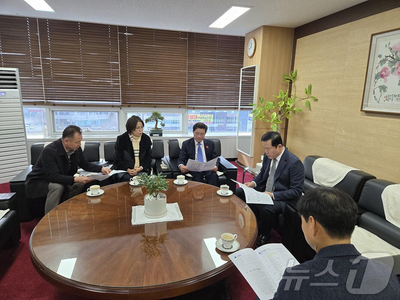 본문 이미지 - 정인화 시장(오른쪽 세번째)가 새해 첫 대외 일정으로 한국가스안전공사에서 운용 중인 '수소안전 뮤지엄'을 방문했다(광양시 제공)2025.1.9/  