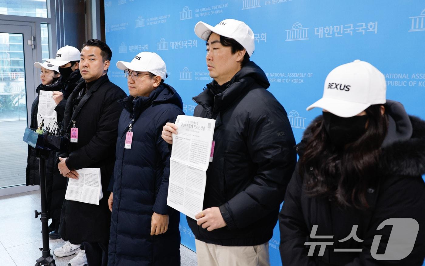 김정현 반공청년단 단장과 단원들이 9일 서울 여의도 국회 소통관에서 반공청년단 출범 기자회견을 한 뒤 취재진 질의에 답하고 있다. 최근 윤석열 대통령 관저 인근에서 하얀 헬멧을 쓰고 관저 사수 시위를 벌인 이들은 &#34;백골단은 반공청년단의 예하 조직＂이라며 ＂윤 대통령을 지키고 대한민국 헌정 질서를 수호하기 위해 노력을 다할 것＂이라고 밝혔다. 2025.1.9/뉴스1 ⓒ News1 안은나 기자