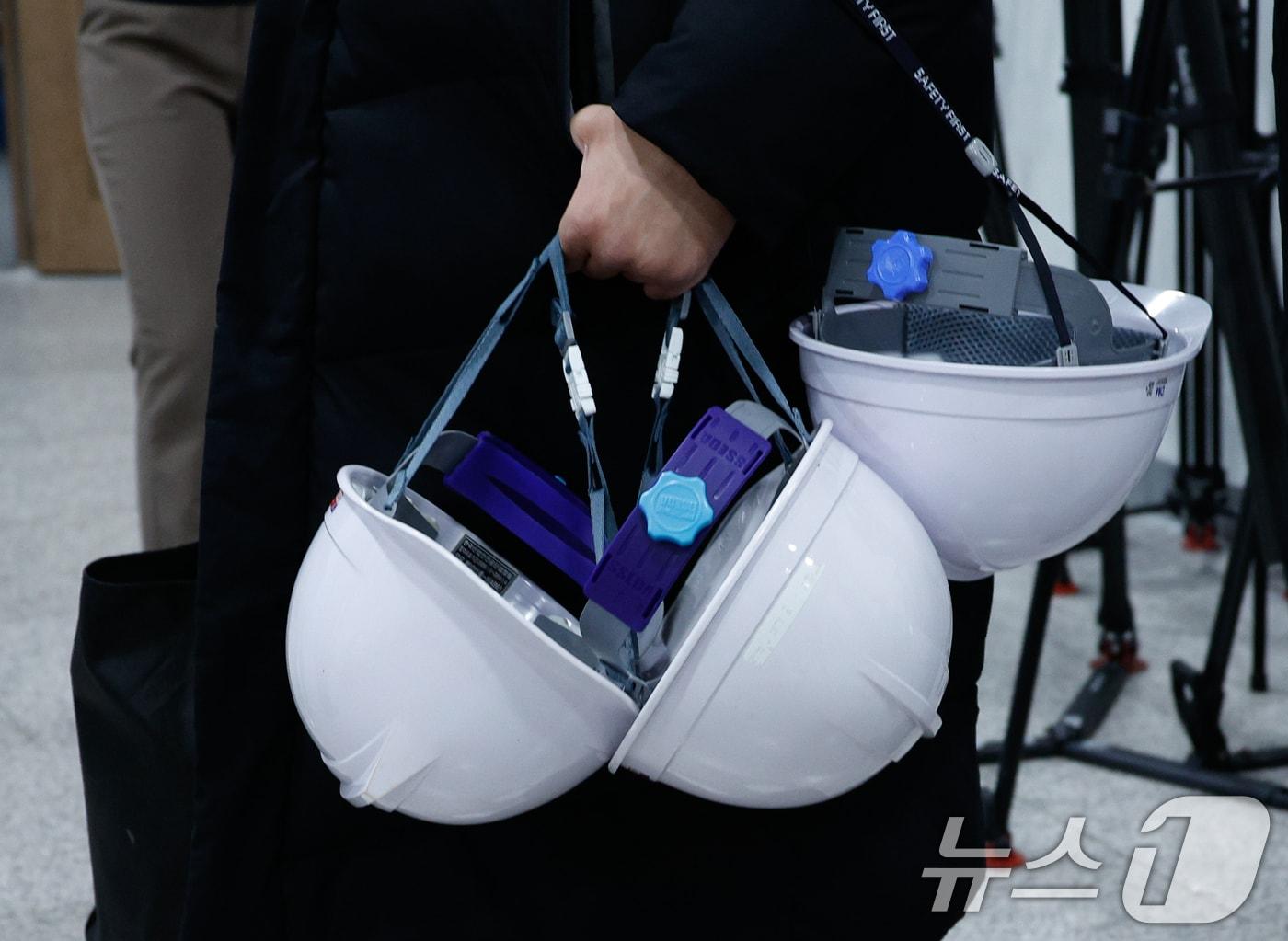 본문 이미지 - 9일 서울 여의도 국회 소통관에서 반공청년단 출범 기자회견을 마친 단원들이 헬멧을을 들고 있다. . 2025.1.9/뉴스1 ⓒ News1 안은나 기자