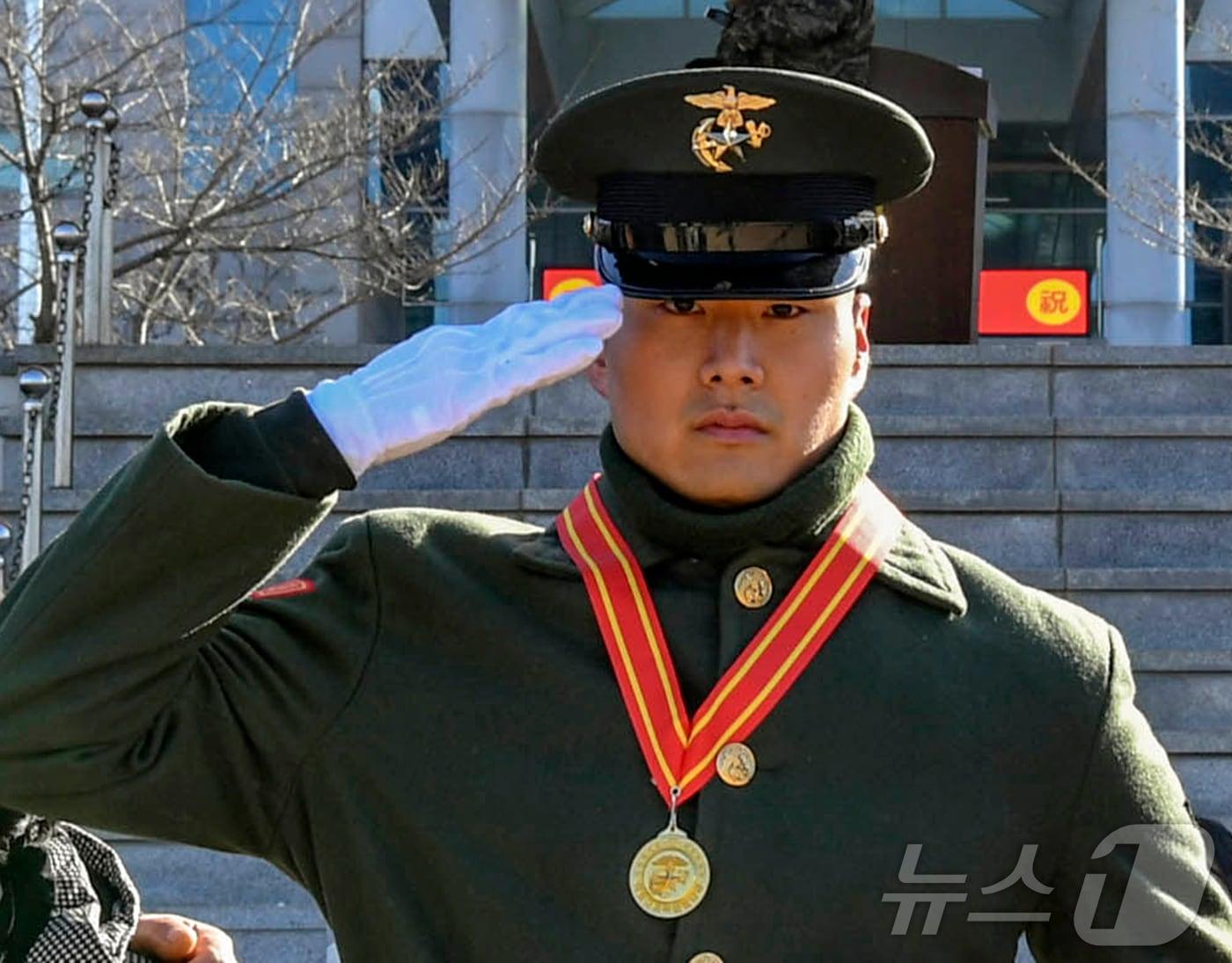 본문 이미지 - 2025년 을사년 새헤 첫 해병대 신병 299명이 탄생했다. 사진은 6년간 소방공무원으로 근무하다 해병대에 입대한 송수완 이병이 수료식 후 경례를 하는 모습. (해병대교육훈련단제공) 2025.1.9/뉴스1 