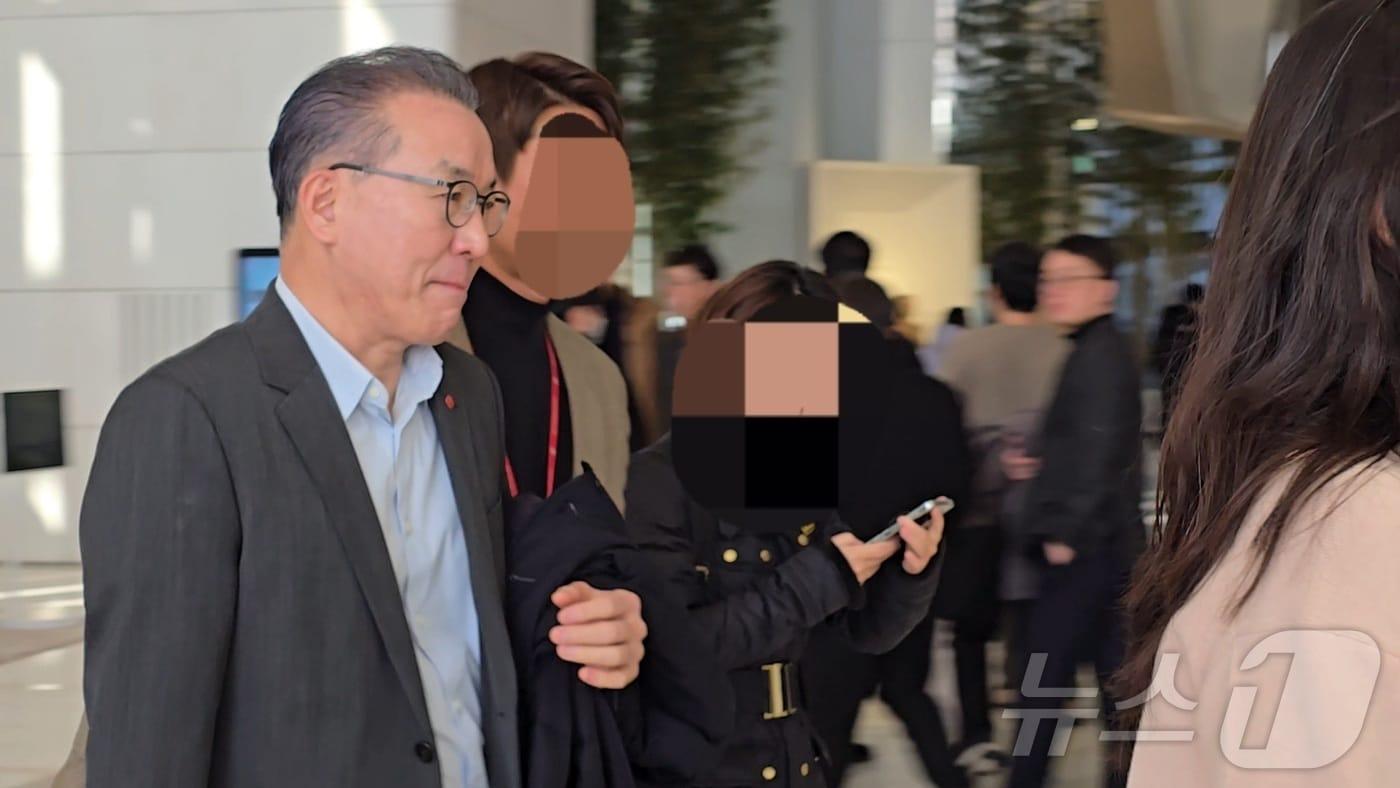 정준호 롯데백화점 대표가 9일 오후 서울 송파구 롯데월드타워에서 열린 '2025 상반기 롯데 VCM'에 참석하고 있다. (롯데 VCM 취재 기자단). 2025.1.9/뉴스1 ⓒ News1 윤수희 기자