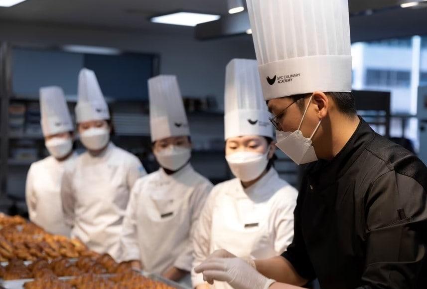 본문 이미지 - SPC그룹은 청년 인재를 육성하고 100% 채용 연계하는 프로그램인 '파리크라상 영(Young) 캠프'(영 캠프)를 운영하고 있다. (SPC그룹 제공)