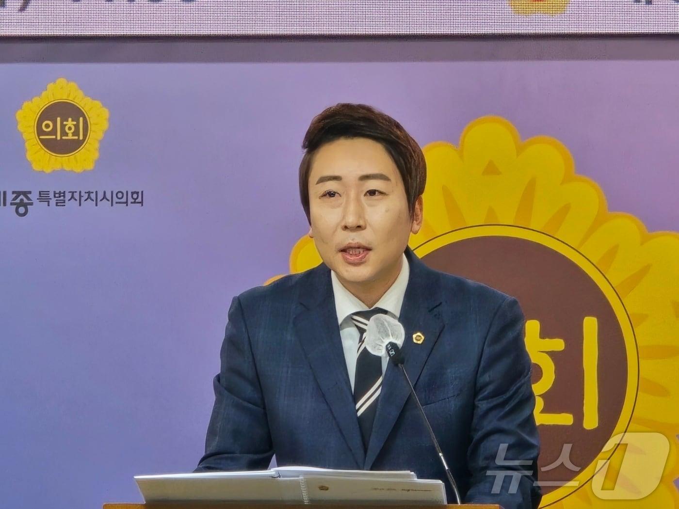 본문 이미지 - 임채성 세종시의회의장이 9일 시의회 대회의실에서 새해 첫 기자회견을 하고 있다. / 뉴스1