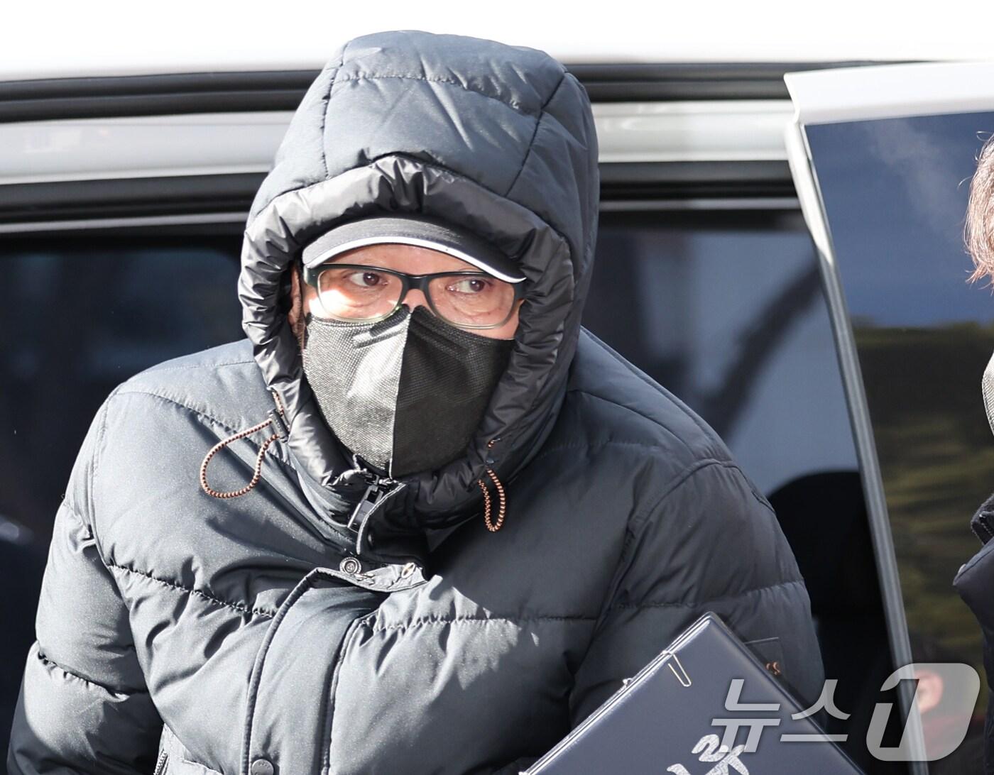 본문 이미지 - 2018년 지방선거 당시 공천을 받게 해주겠다며 거액을 수수한 혐의를 받는 무속인 '건진법사' 전성배 씨가 9일 서울 양천구 남부지방법원에서 열린 구속 전 피의자심문(영장실질심사)에 출석하고 있다. 2025.1.9/뉴스1 ⓒ News1 송원영 기자