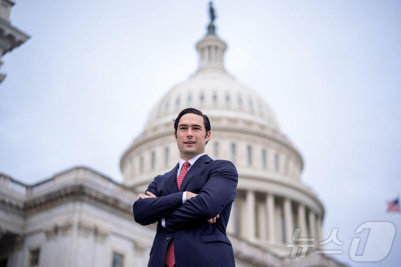 미국 워싱턴 DC의 국회의사당 건물을 배경으로 브랜던 길 하원의원이 기념사진을 찍고 있다. 그는 30세에 공화당 최연소 의원으로 정계에 입문했다. 2024.11.15/ ⓒ AFP=뉴스1 ⓒ News1 권진영 기자
