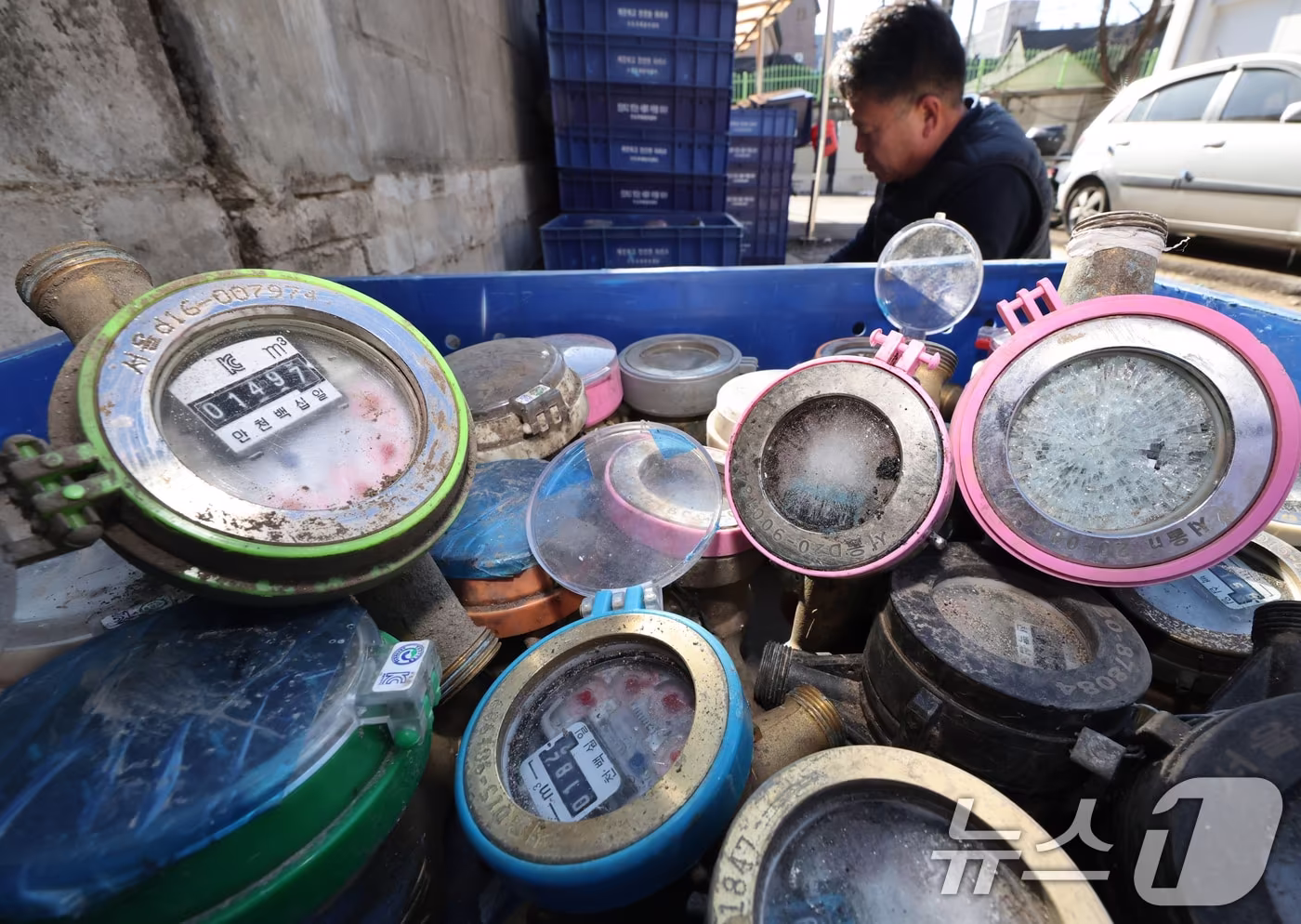 서울 전역에 올겨울 첫 한파주의보가 발효된 가운데 9일 서울 종로구 중부수도사업소 효자가압장에서 관계자가 손상된 수도계량기를 정리하고 있다. 2025.1.9/뉴스1 ⓒ News1 송원영 기자