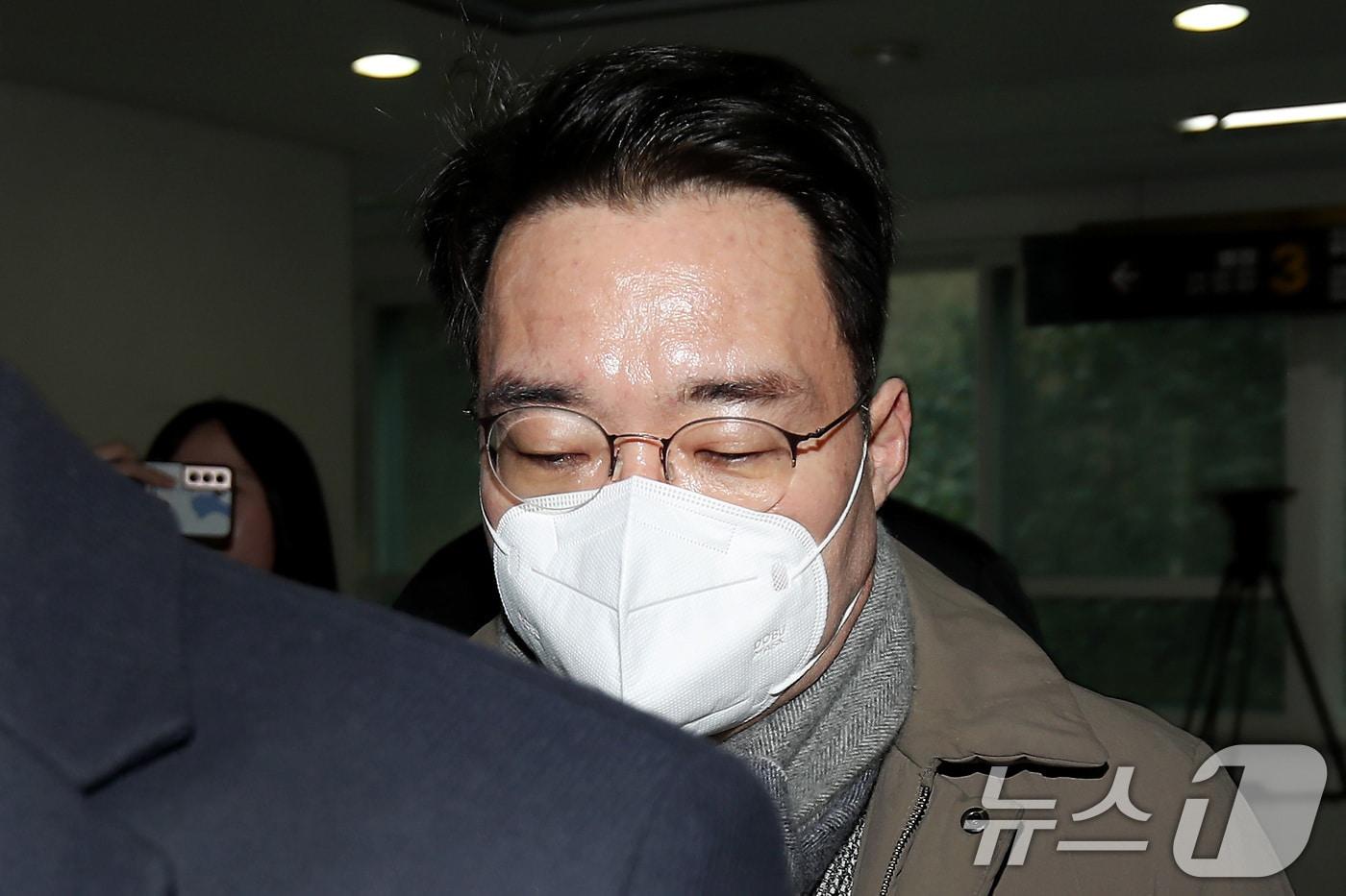 정치자금법 위반 혐의로 불구속 기소된 윤석준 대구 동구청장이 9일 오후 대구지법에서 열린 첫 공판에 출석하고 있다. 2025.1.9/뉴스1 ⓒ News1 공정식 기자