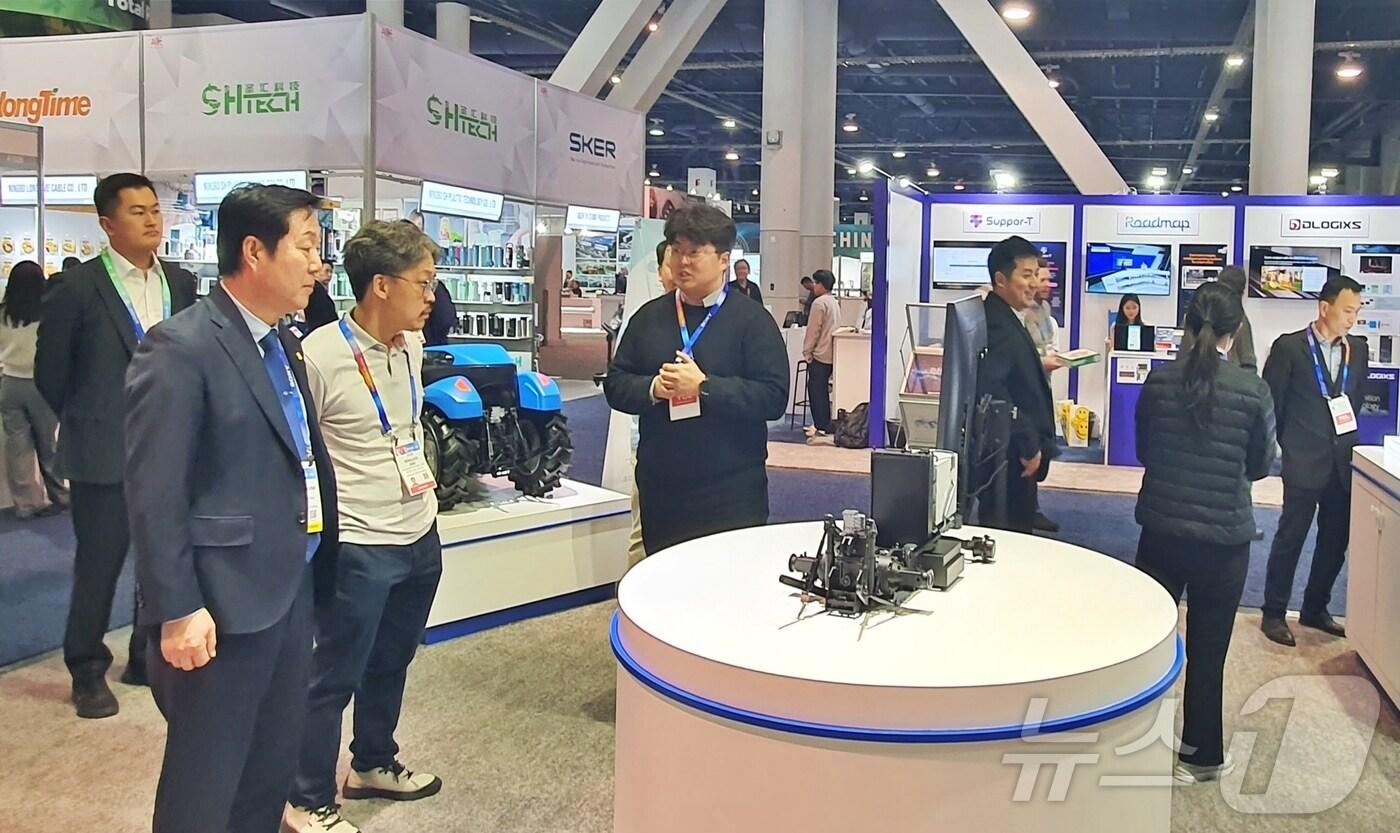 김정겸 총장이 김용주 교수팀 전시 부스를 방문하는 모습. (충남대 제공)/뉴스1