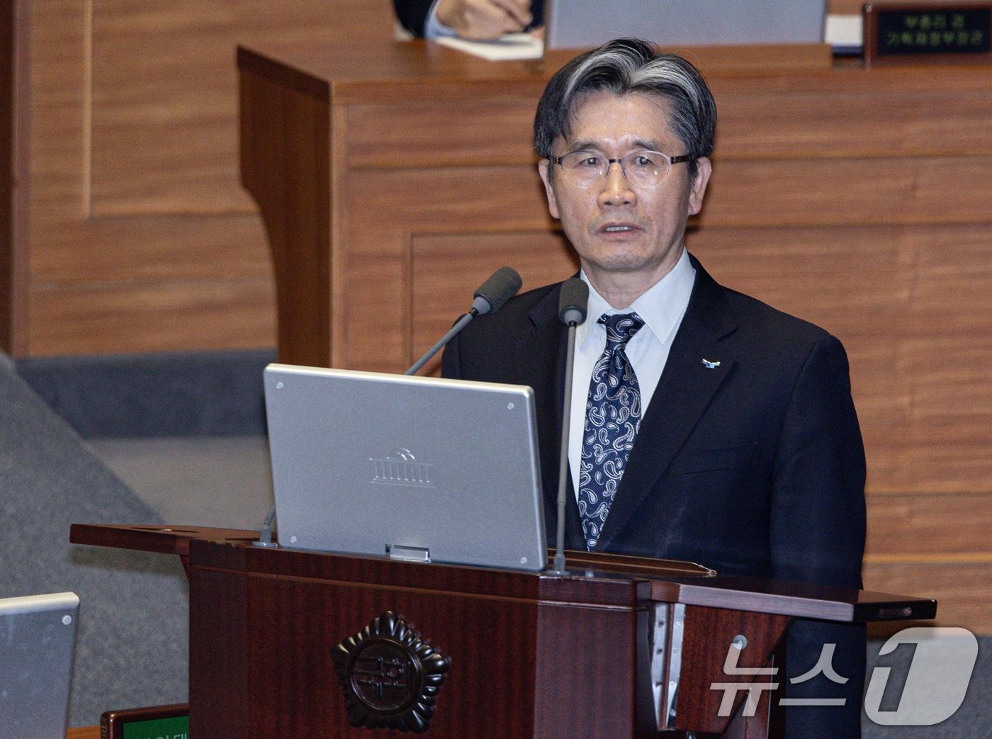 본문 이미지 - 오동운 고위공직자범죄수사처&#40;공수처&#41; 처장이 9일 오후 서울 여의도 국회에서 열린 제420회국회&#40;임시회&#41; 제5차 본회의에서 한정애 더불어민주당 의원의 윤석열 대통령 위헌적 비상계엄 선포 내란혐의 및 제주항공 여객기 참사 진상규명 관련 긴급현안질문에 답변하고 있다. 2025.1.9/뉴스1 ⓒ News1 이재명 기자