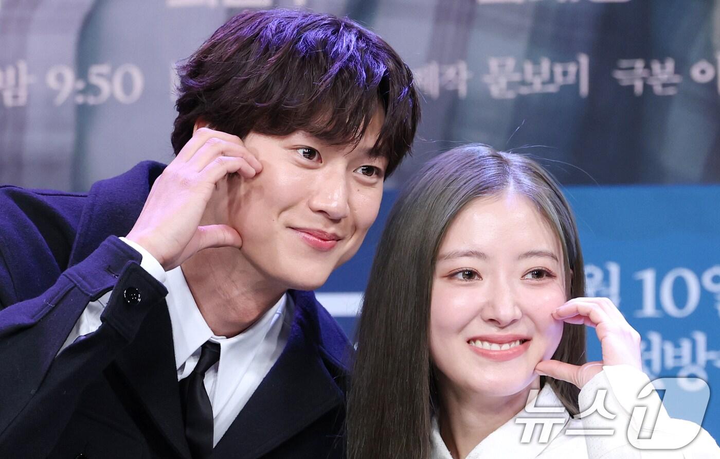 배우 나인우와 이세영(오른쪽)이 9일 오후 서울 마포구 상암동 MBC 골든마우스홀에서 열린 MBC 금토드라마 '모텔 캘리포니아' 제작발표회에서 포즈를 취하고 있다. '모텔 캘리포니아'(극본 이서윤/연출 김형민, 이재진/이하 '모텔캘리')는 시골의 모텔에서 태어나 모텔에서 자란 여자 주인공이 12년 전 도망친 고향에서 첫사랑과 재회하며 겪는 우여곡절 첫사랑 리모델링 로맨스다. 2025.1.9/뉴스1 ⓒ News1 권현진 기자