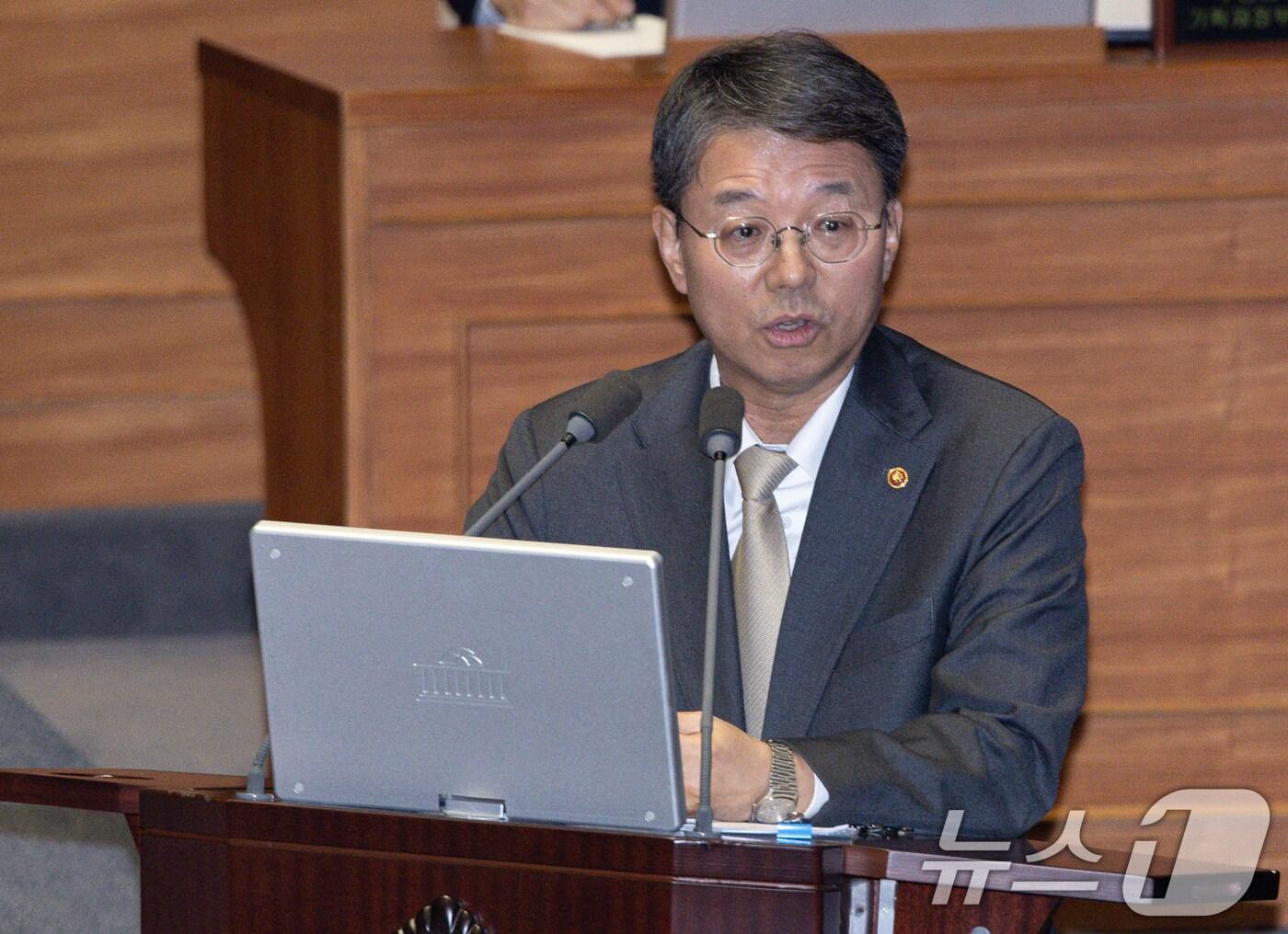 본문 이미지 - 김정원 헌법재판소 사무처장이 9일 오후 서울 여의도 국회에서 열린 제420회국회(임시회) 제5차 본회의에서 한정애 더불어민주당 의원의 윤석열 대통령 위헌적 비상계엄 선포 내란혐의 및 제주항공 여객기 참사 진상규명 관련 긴급현안질문에 답변하고 있다. 2025.1.9/뉴스1 ⓒ News1 이재명 기자