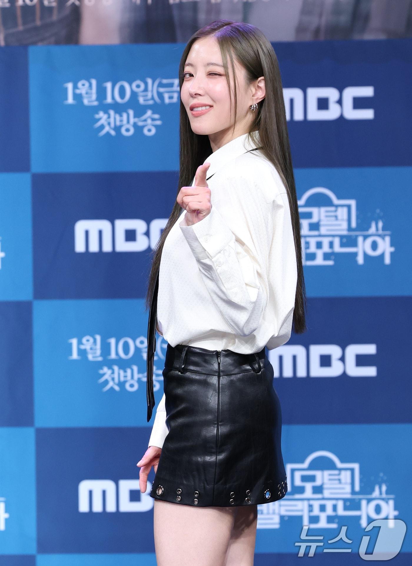 본문 이미지 - 배우 이세영이 9일 오후 서울 마포구 상암동 MBC 골든마우스홀에서 열린 MBC 금토드라마 '모텔 캘리포니아' 제작발표회에서 포즈를 취하고 있다. '모텔 캘리포니아'(극본 이서윤/연출 김형민, 이재진/이하 '모텔캘리')는 시골의 모텔에서 태어나 모텔에서 자란 여자 주인공이 12년 전 도망친 고향에서 첫사랑과 재회하며 겪는 우여곡절 첫사랑 리모델링 로맨스다. 2025.1.9/뉴스1 ⓒ News1 권현진 기자