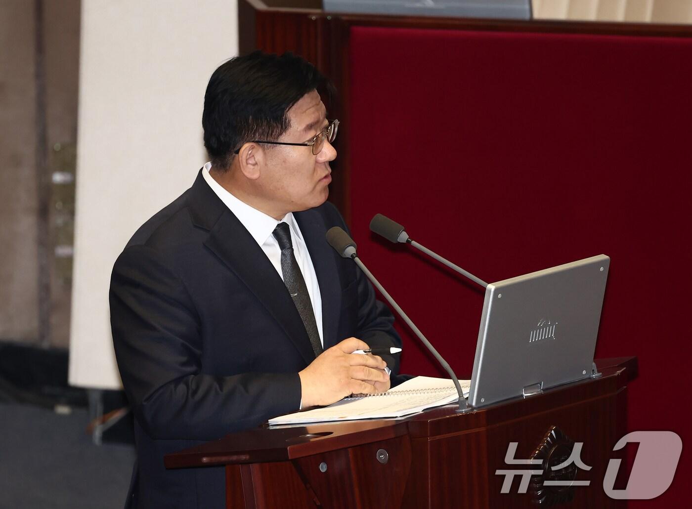 본문 이미지 - 이호영 경찰청장 직무대행이 9일 오후 서울 여의도 국회에서 열린 제420회국회(임시회) 제5차 본회의에서 나경원 국민의힘 의원의 윤석열 대통령 위헌적 비상계엄 선포 내란혐의 및 제주항공 여객기 참사 진상규명 관련 긴급현안질문에 답변하고 있다. 2025.1.9/뉴스1 ⓒ News1 김민지 기자