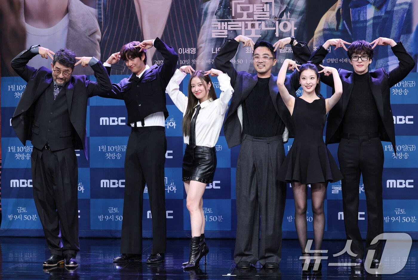 배우 최민수(왼쪽부터)와 나인우, 이세영, 김형민 PD, 최희진, 김태형이 9일 오후 서울 마포구 상암동 MBC 골든마우스홀에서 열린 MBC 금토드라마 '모텔 캘리포니아' 제작발표회에서 포즈를 취하고 있다. '모텔 캘리포니아'(극본 이서윤/연출 김형민, 이재진/이하 '모텔캘리')는 시골의 모텔에서 태어나 모텔에서 자란 여자 주인공이 12년 전 도망친 고향에서 첫사랑과 재회하며 겪는 우여곡절 첫사랑 리모델링 로맨스다. 2025.1.9/뉴스1 ⓒ News1 권현진 기자