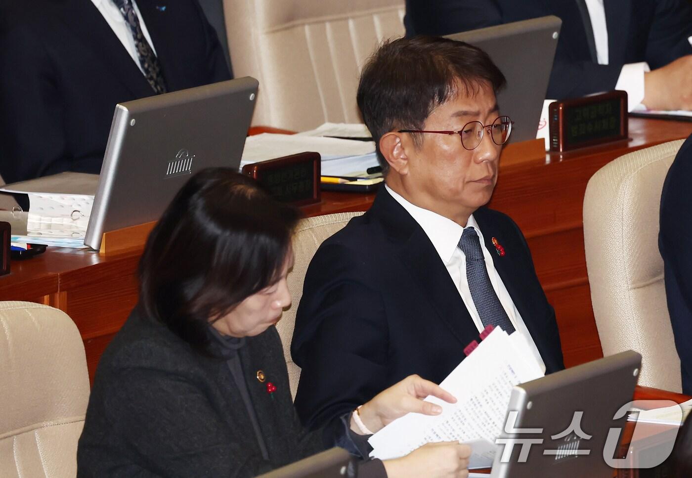 본문 이미지 - 박상우 국토교통부 장관이 9일 오후 서울 여의도 국회 본회의장에서 열린 윤석열 대통령 위헌적 비상계엄 선포 내란혐의 및 제주항공 여객기 참사 진상규명 관련 긴급현안질문에 참석, 자리하고 있다. 2025.1.9/뉴스1 ⓒ News1 김민지 기자