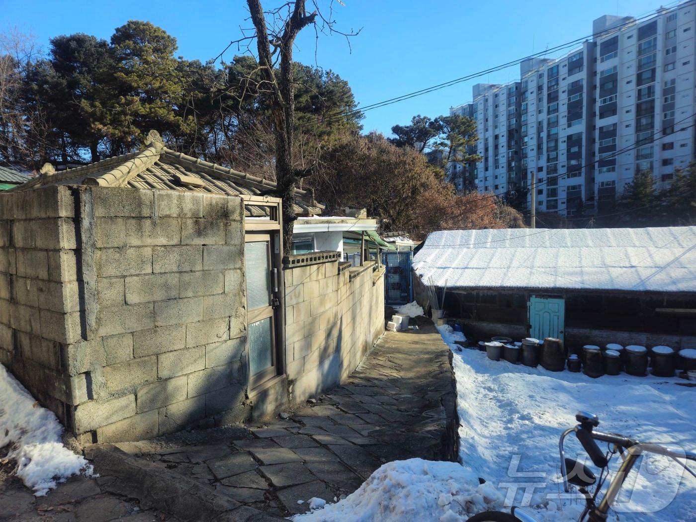 본문 이미지 - 영하 10도를 웃도는 9일 오전 강원 후평동의 판자촌 일대에서 강추위가 지속되면서 밖을 다니는 주민들은 보이지 않았다.2025.1.9 한귀섭 기자 