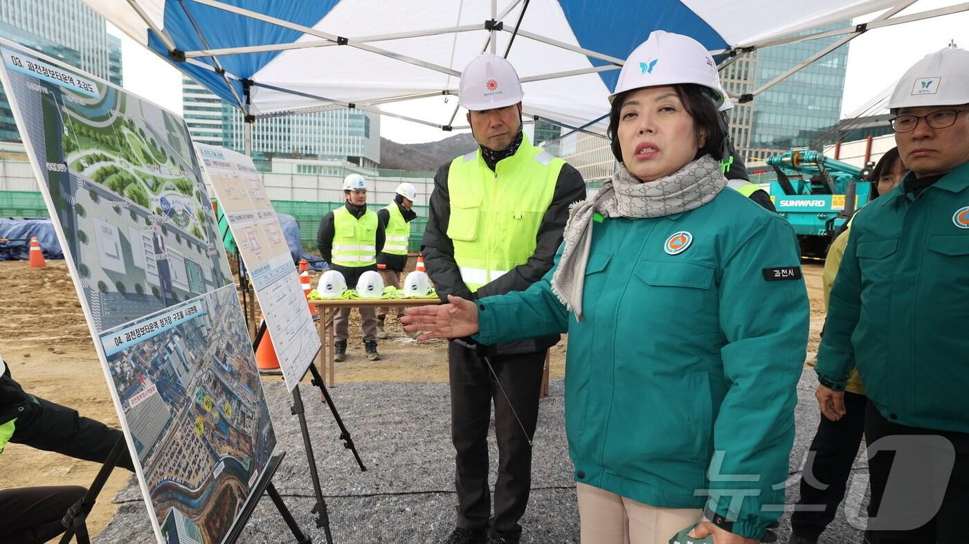 본문 이미지 - 신계용(오른쪽에서 두 번째)과천시장 동절기 공사현장 안전점검.(과천시 제공)