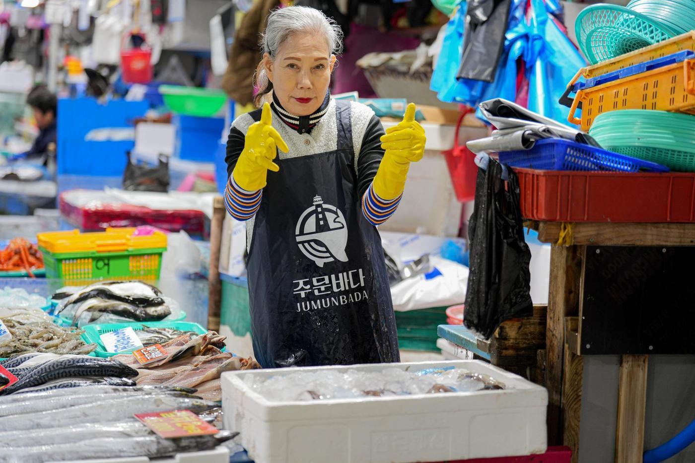 주문진 4개 시장(주문진좌판풍물시장, 주문진종합시장, 주문진수산시장, 주문진건어물시장) 상인들이 공동브랜드 주문바다 로고가 새겨진 앞치마를 맞춰 입고 손님들을 반기고 있다. /사진제공 = 주문바다
