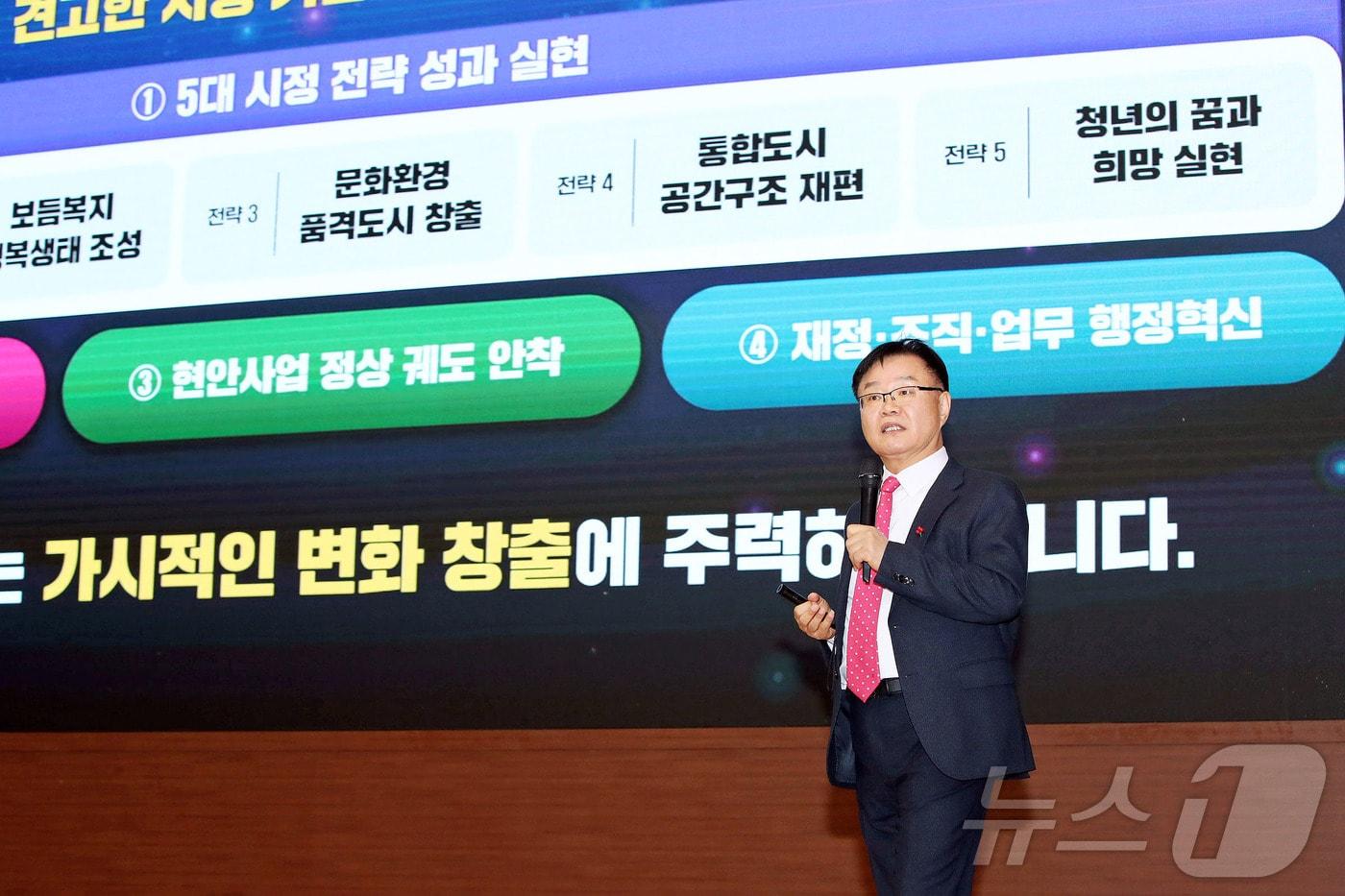 홍남표 경남 창원시장이 9일 시청 시민홀에서 열린 신년 기자간담회에서 올해 시정 운영 방향을 밝히고 있다.(창원시 제공)