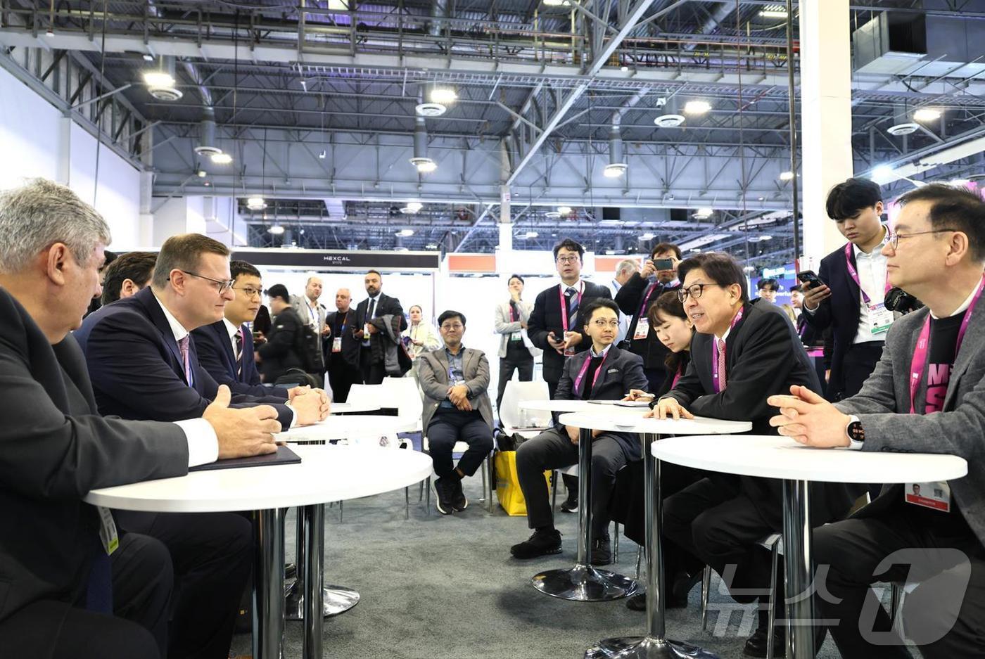 박형준 부산시장이 CES 2025에서 외국 기업 관계자들과 간담회를 하고 있다(부산시청 제공)