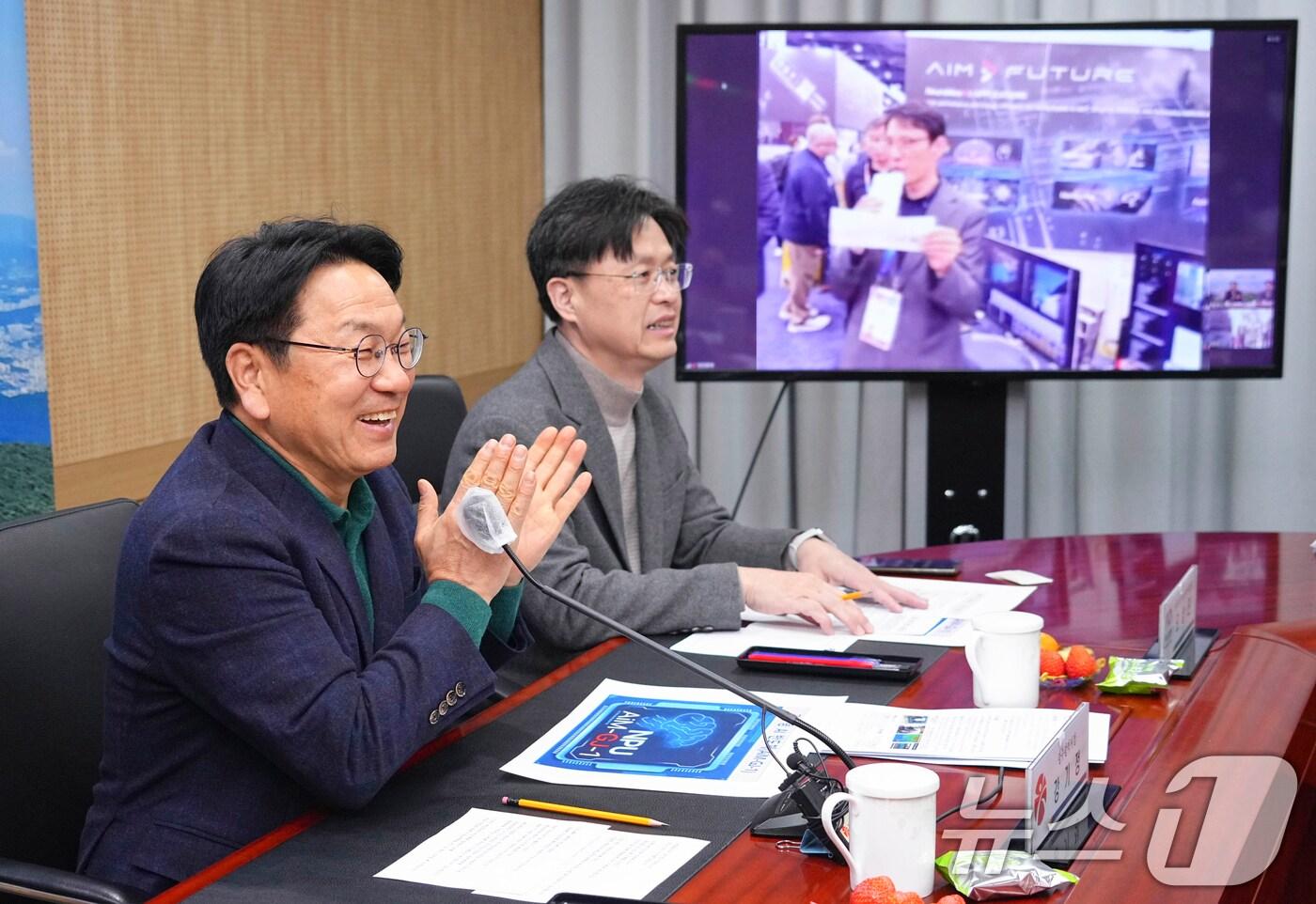 강기정 광주시장이 9일 오전(현지시각 8일) 시청 영상회의실에서 온라인을 통해 미국 라스베이거스 CES 2025 ㈜에임퓨쳐 전시부스에서 열린 '광주형 AI반도체(AiM-GJ-1) 데모행사'에 참여하고 있다. (광주시 제공) 2025.1.9/뉴스1 ⓒ News1