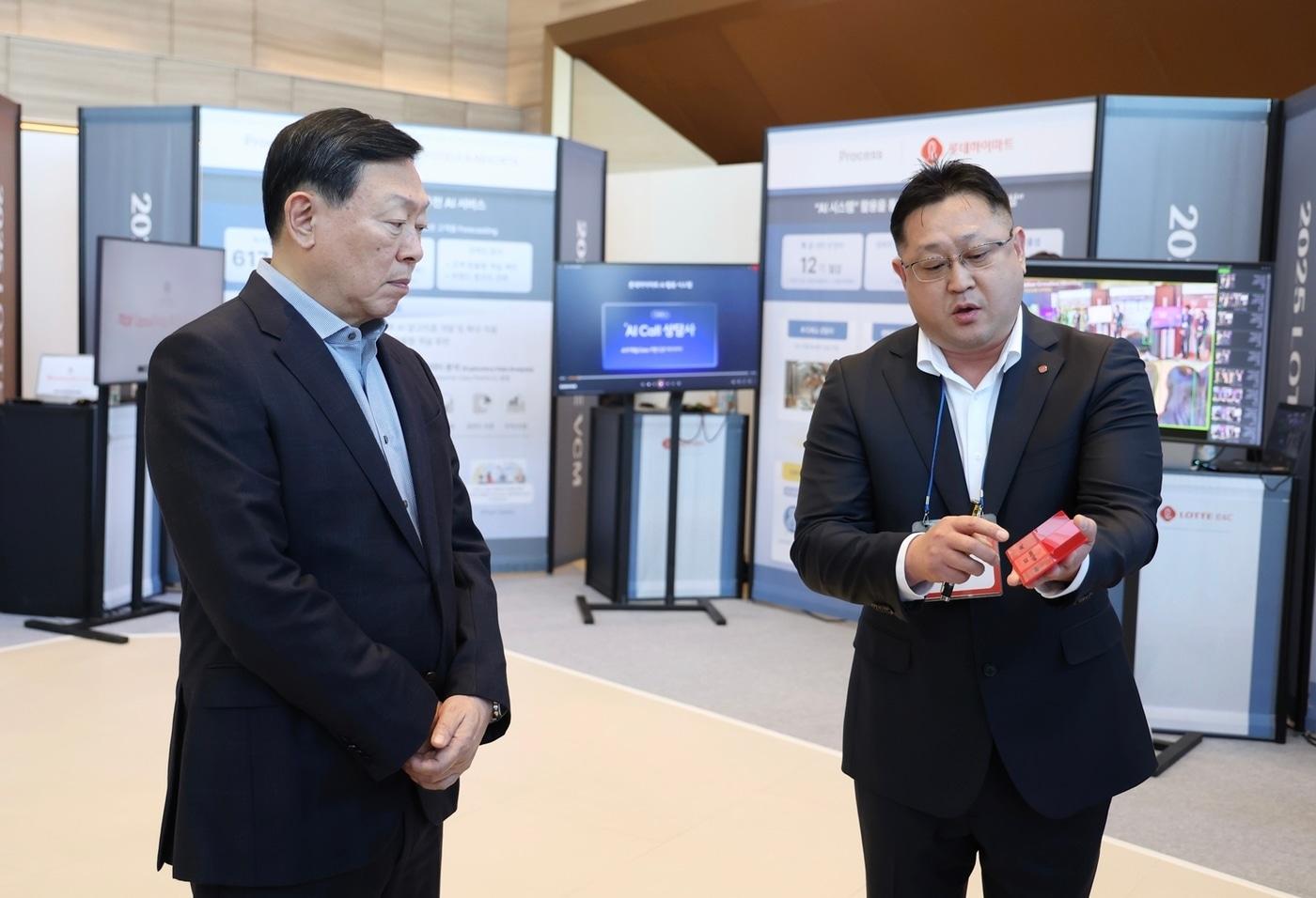  신동빈 롯데 회장(왼쪽)이 롯데케미칼의 'AI 기반 컬러 예측 시스템'에 대한 설명을 듣고 있다.(롯데지주 제공).