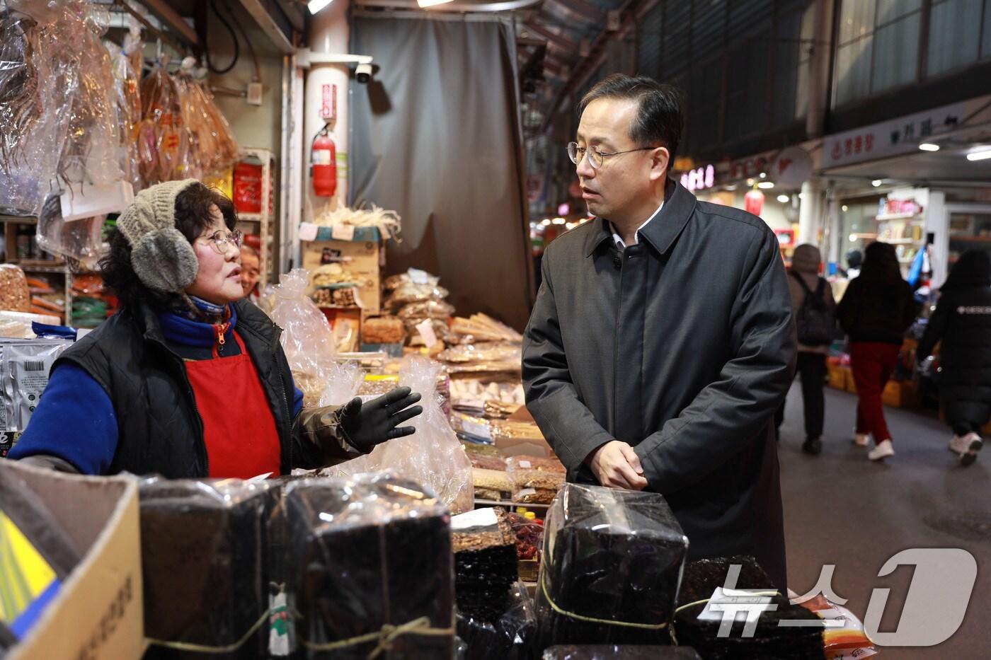이형일 통계청장이 지난 9일 설 명절을 앞두고 서울 남구로시장을 방문해 물가상황을 점검하고 상인들의 애로사항을 청취하고 있다. (통계청 제공) /뉴스1