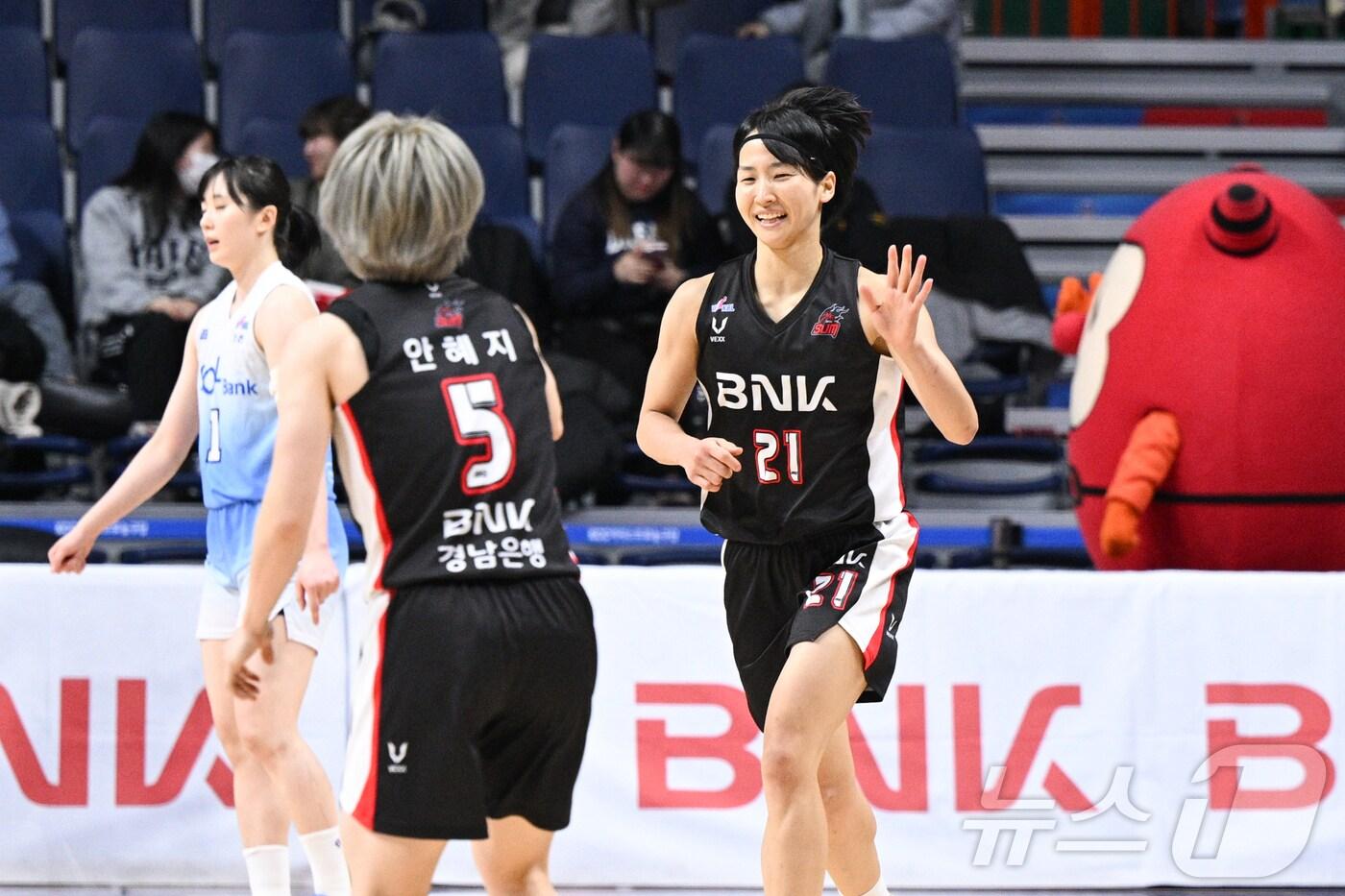 본문 이미지 - 부산 BNK의 이이지마 사키(오른쪽)가 9일 열린 여자프로농구 인천 신한은행과의 경기에서 득점을 성공시킨 뒤 안혜지와 기쁨을 나누고 있다. (WKBL 제공)