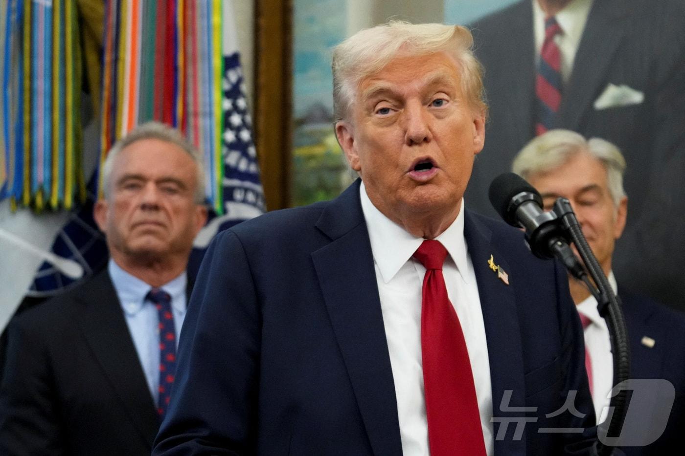 도널드 트럼프 미국 대통령이 30일&#40;현지시간&#41; 미국 워싱턴에 있는 백악관 집무실에서 화이자와 의약품 가격을 인하해 판매하기로 합의했다고 발표했다. 2025.9.30 ⓒ 로이터=뉴스1 ⓒ News1 김경민 기자