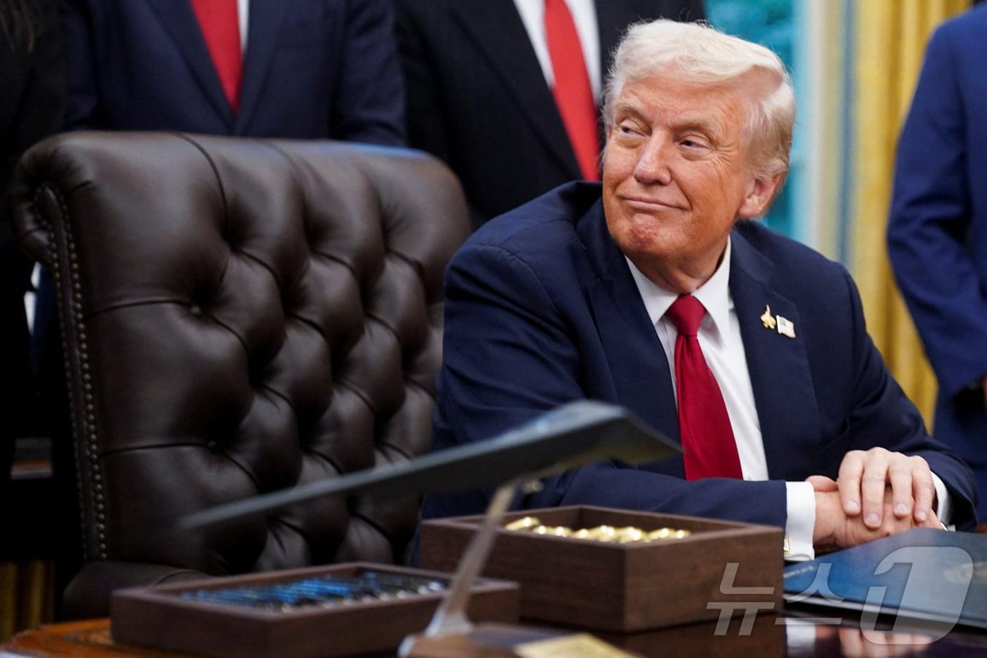 도널드 트럼프 미국 대통령이 30일&#40;현지시간&#41; AI 소아 암 연구에 관한 행정명령에 서명하기 위해 워싱턴에 있는 백악관 집무실에 앉아 있다. 2025.9.30 ⓒ 로이터=뉴스1 ⓒ News1 김경민 기자