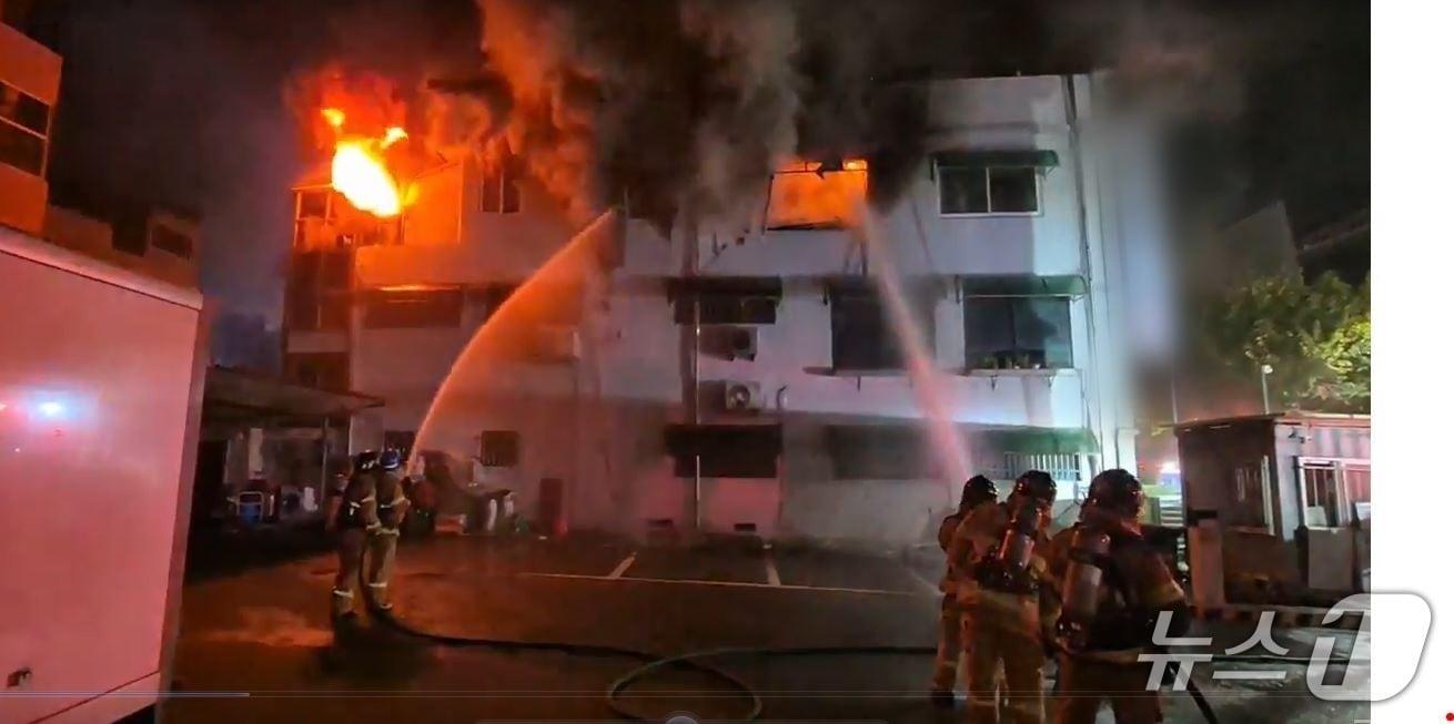 본문 이미지 - 전주 식당 화재 현장.&#40;전북소방 제공. 재판매 및 DB금지&#41;
