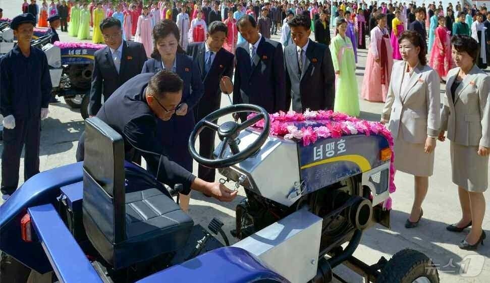 본문 이미지 - &#40;평양 노동신문=뉴스1&#41; = 북한 노동당 기관지 노동신문은 1일 전국 여맹조직들에서 당 창건 80주년을 맞아 소형 트랙터들을 마련해 안변군 월랑농장에 전달했다고 보도했다. [국내에서만 사용가능. 재배포 금지. DB 금지. For Use Only in the Republic of Korea. Redistribution Prohibited] rodongphoto@news1.kr