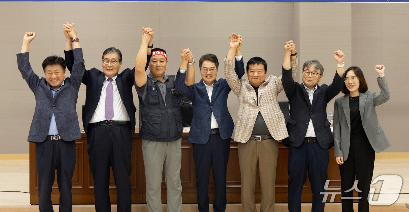 1일 오전 김동연 경기도지사가 경기지방노동위원회에서 열린 경기도 버스 노사 협상장을 방문하여 기념촬영을 하고 있다.&#40;경기도 제공. 재판매 및 DB금지&#41;