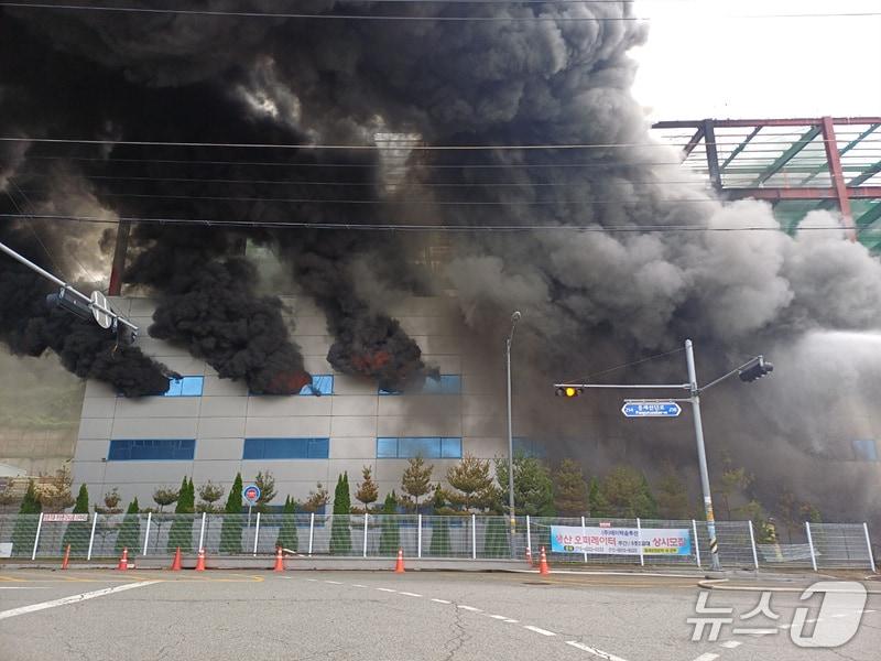 본문 이미지 - 천안 동남구 풍세면 반도체 공장 화재 현장. &#40;천안동남소방서 제공, 재판매 및 DB금지&#41; / 뉴스1 