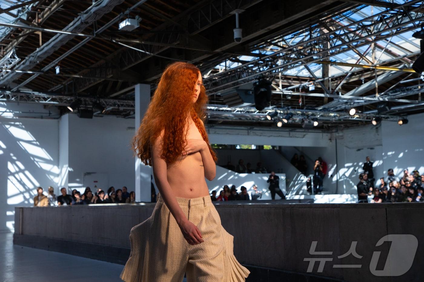 파리 패션위크 주간인 30일&#40;현지시간&#41; 프랑스 파리 팔레 드 도쿄에서 국내 패션 디자이너 브랜드로 이루어진 연합 패션쇼 ‘콘셉트코리아 2026 S/S’가 열려 모델들이 런웨이에 올라 ‘본봄&#40;BONBOM&#41;’의 의상들을 선보이고 있다. 2025.10.1/뉴스1 ⓒ News1 이준성 기자