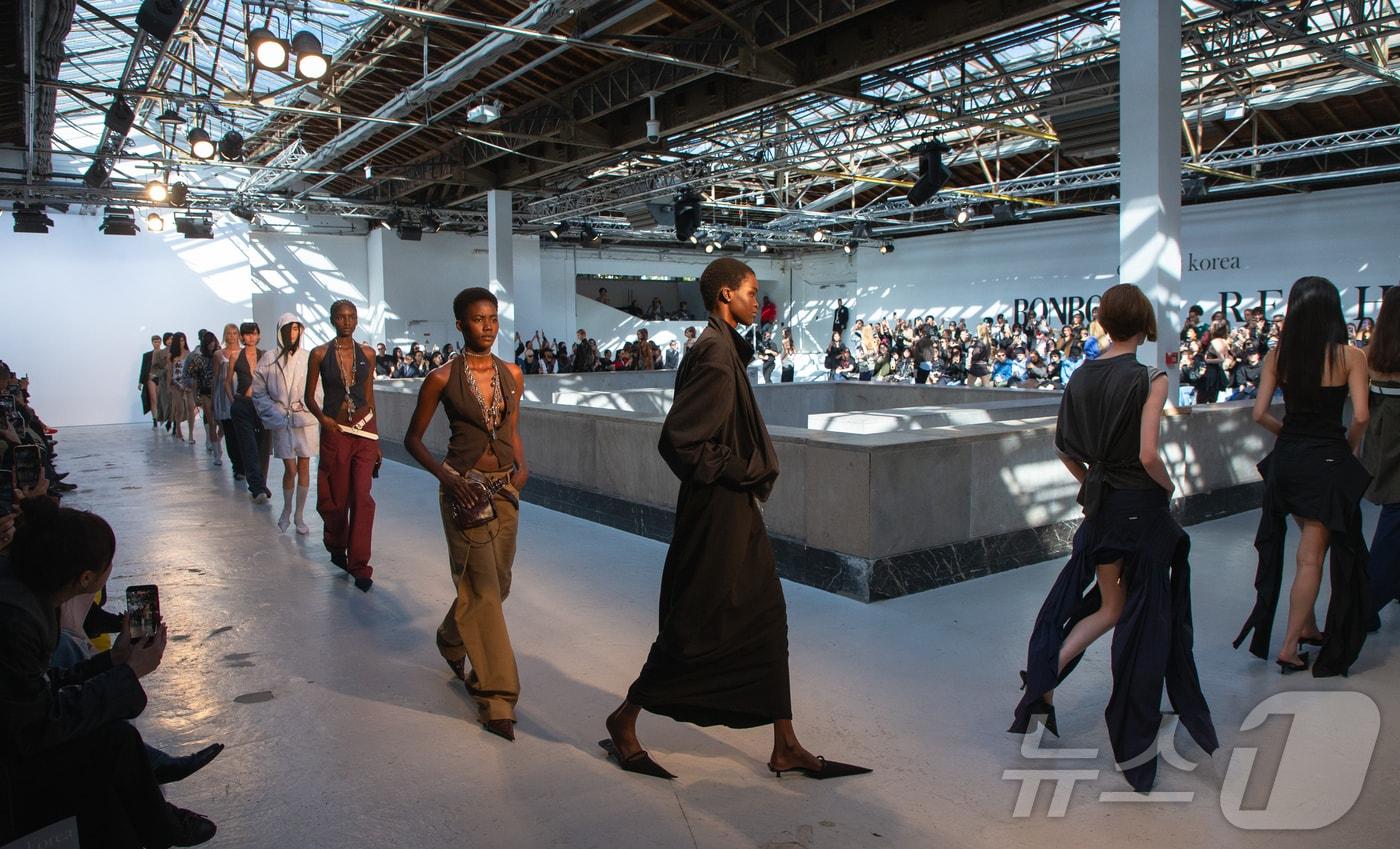 파리 패션위크 주간인 30일&#40;현지시간&#41; 프랑스 파리 팔레 드 도쿄에서 국내 패션 디자이너 브랜드로 이루어진 연합 패션쇼 ‘콘셉트코리아 2026 S/S’가 열려 모델들이 런웨이에 올라 ‘본봄&#40;BONBOM&#41;’의 의상들을 선보이고 있다. 2025.10.1/뉴스1 ⓒ News1 이준성 기자
