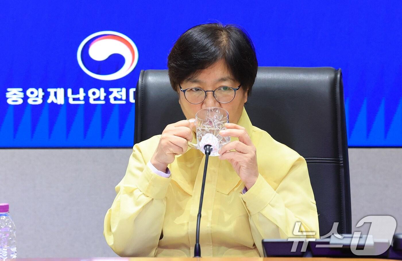 정은경 보건복지부 장관이 1일 서울 종로구 정부서울청사 중앙재난안전상황실 서울상황센터에서 열린 의사 집단행동 중앙재난안전대책본부 회의에서 물을 마시고 있다. 2025.10.1/뉴스1 ⓒ News1 임세영 기자