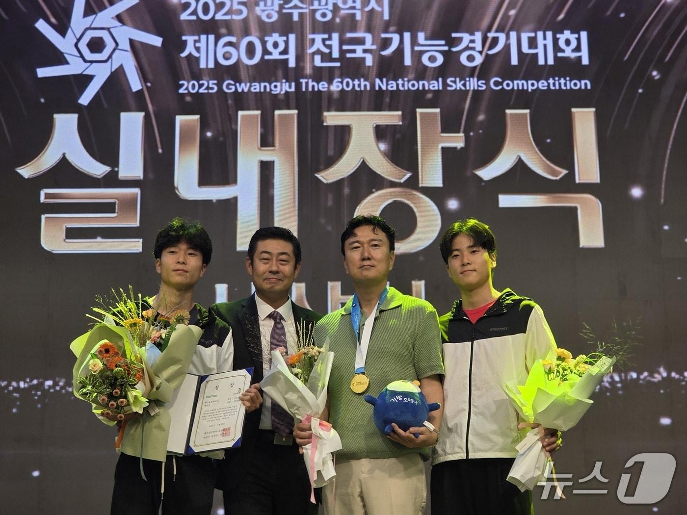 본문 이미지 - 좌측부터 정윤우 선수&#40;실내장식 우수상&#41;, 윤성준 지도교사, 선수 父, 정윤성 선수&#40;실내장식 금메달&#41;.&#40;서울시 제공&#41;