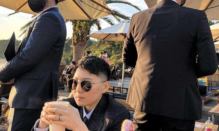 본문 이미지 - 전청조&#40;가운데&#41;씨가 2022년 경호원을 대동한 채 제주 한 카페에서 커피를 마시는 모습./김민석 국민의힘 구의원 제공