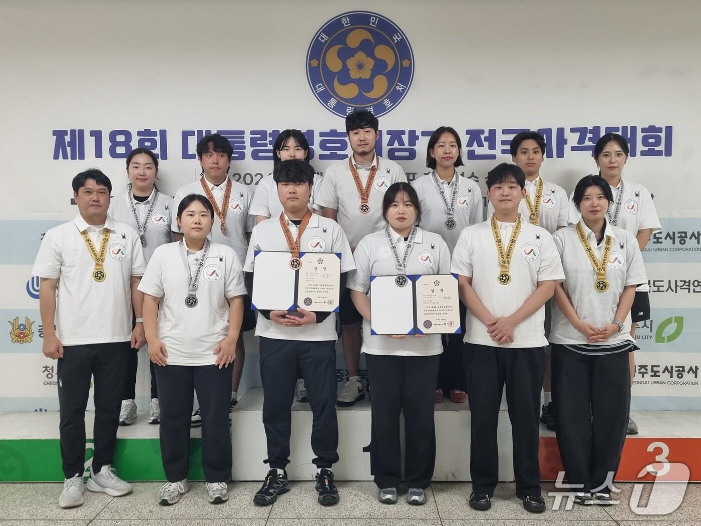 본문 이미지 - 서산시청 사격팀이 지난 9월 24일부터 30일까지 열린 제18회 대통령경호처장기 전국사격대회에서 메달 획득을 축하하며 기념촬영을 하고 있다.(서산시 제공. 재판매 및 DB금지)2025.10.1/뉴스1