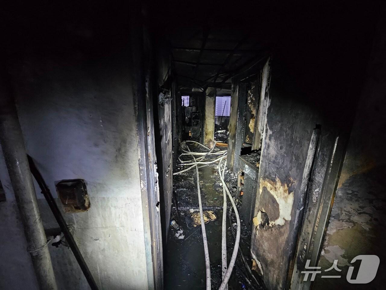 본문 이미지 - 1일 오전 4시 23분께 화재가 발생한 경기 구리시 교문동의 아파트의 화재 진화 후 모습. (경기북부소방재난본부 제공, 재판매 및 DB금지)