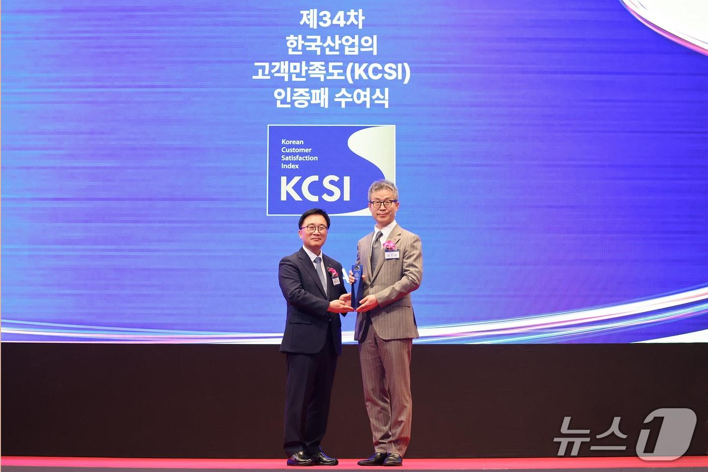 지난달 30일 서울 중구 소재 호텔신라에서 열린 2025년 한국산업의고객만족도(KCSI) 인증패 수여식에서 최진환 롯데렌탈 대표이사(오른쪽)와 한수희 한국능률협회컨설팅(KMAC) 대표이사가 기념 사진을 촬영했다(롯데렌탈 제공). 2025.09.30.