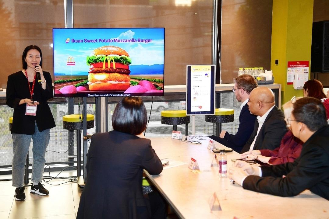 본문 이미지 - 맥도날드가 한국에서 최초로 진행한 아시아 지역 전략회의(phase 2)에서 이해연 한국맥도날드 최고마케팅책임자(CMO)가 '한국의 맛' 프로젝트 시행 성과 및 향후 확대 시행 방안에 대해 발표하고 있다.(한국맥도날드 제공)