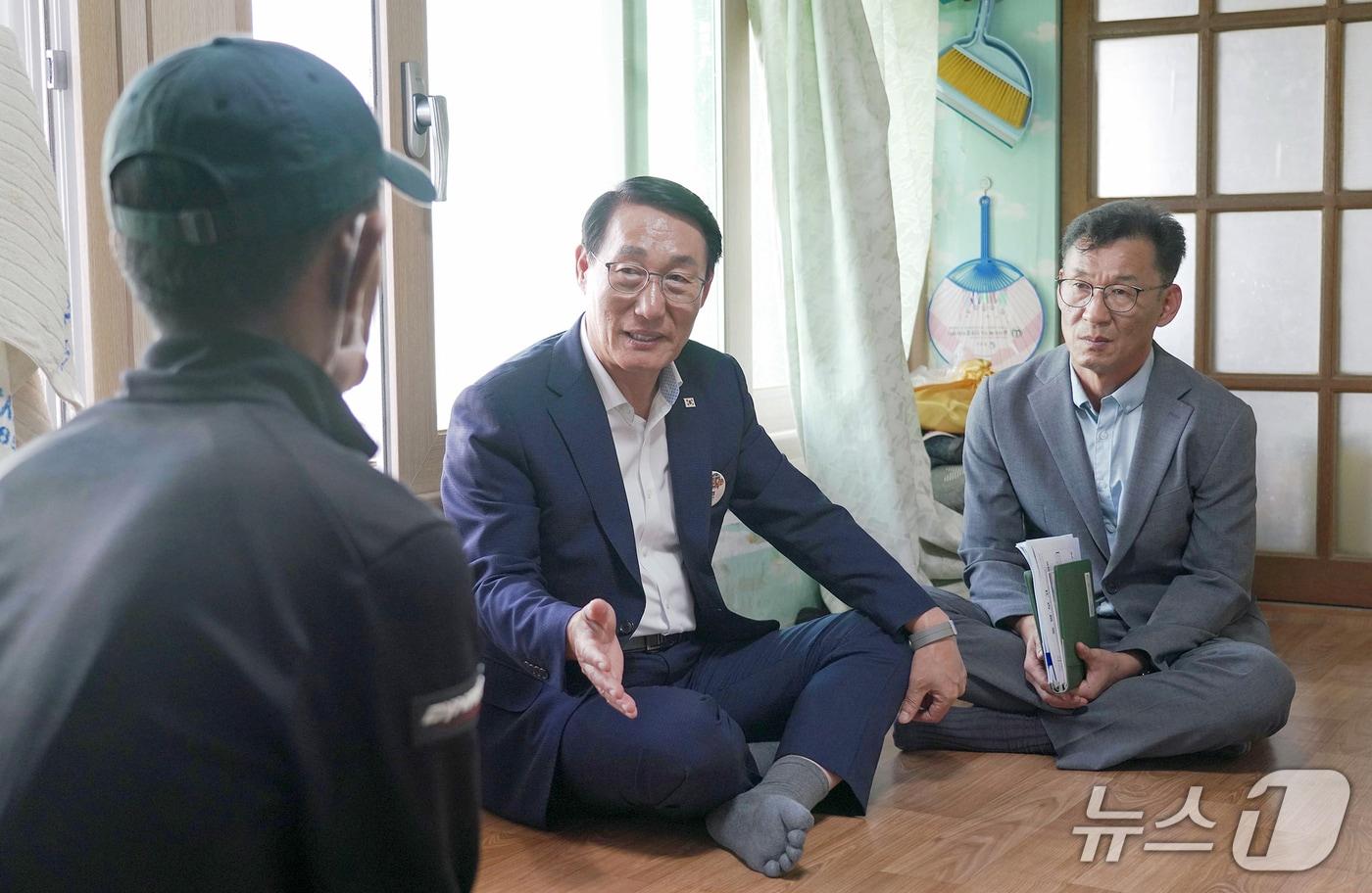 이용록 홍성군수는 명절을 앞두고 기초생활수급 가정을 포함한 취약계층 가구를 직접 찾아 위문품을 전달하며 군민들을 격려했다. (홍성 제공. 재판매 및 DB금지) 2025.10.1/뉴스1