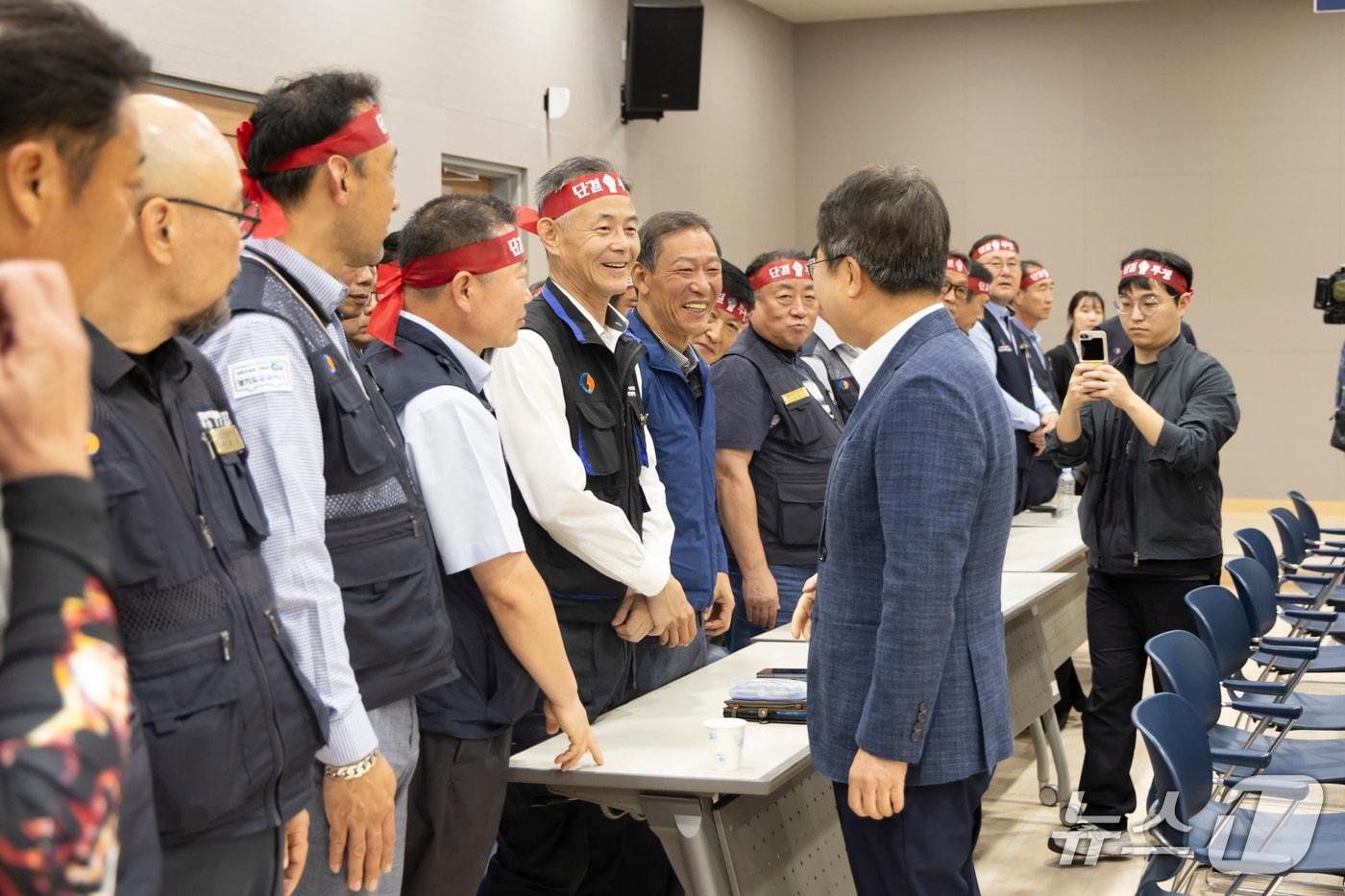 1일 오전 김동연 경기도지사가 경기지방노동위원회에서 열린 경기도 버스 노사 협상장을 방문하여 노동자측 관계자들과 인사를 하고 있다.&#40;경기도 제공. 재판매 및 DB금지&#41;