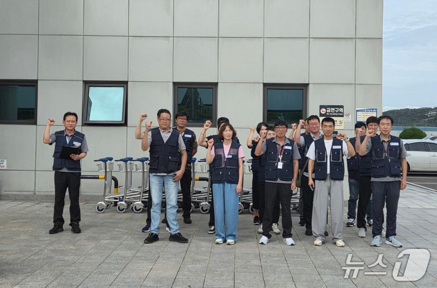 전국공항노동조합 울산공항지부가 지난 19일 울산공항 1층에서 경고 파업을 갖고 약식 집회를 열었다. &#40;전국공항노동조합 울산공항지부 제공. 재판매 및 DB금지&#41;/뉴스1