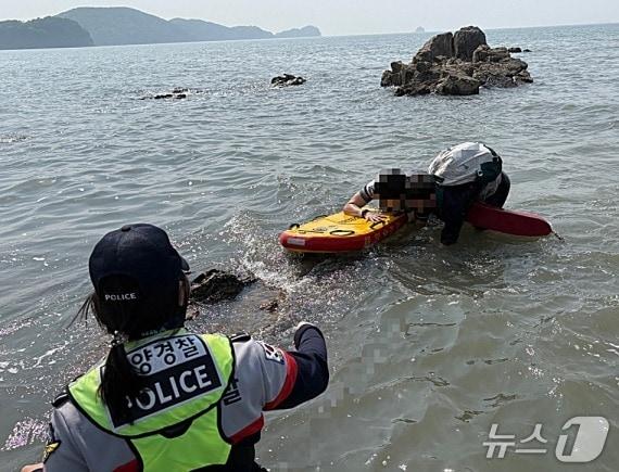 본문 이미지 - 갯바위 고립자 구조 모습(해양경찰청 제공.재판매 및 DB금지)