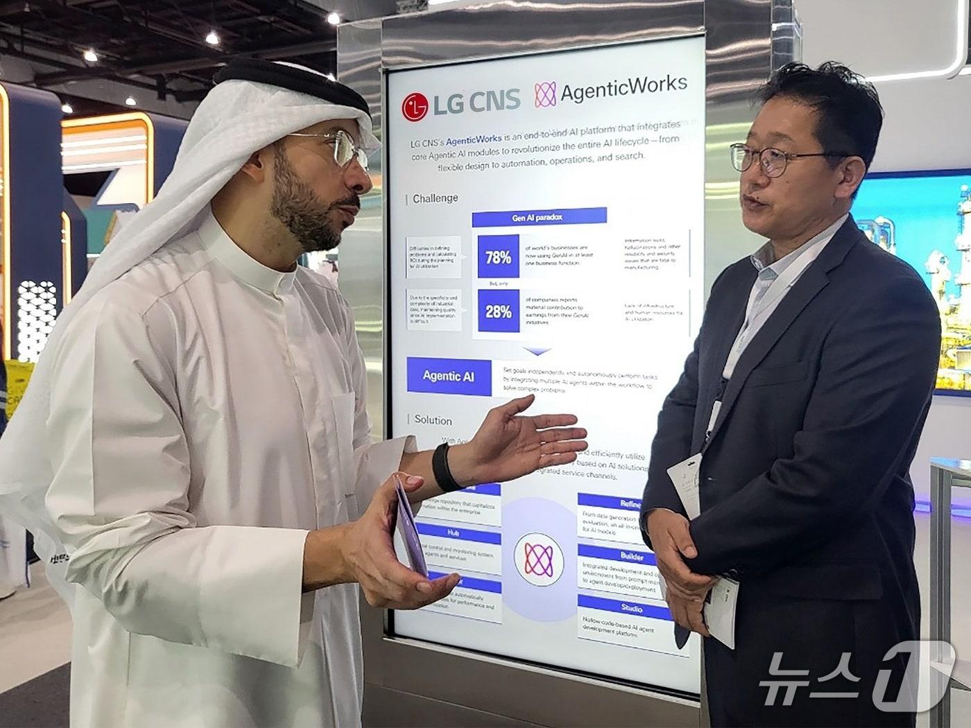 본문 이미지 - LG CNS 직원이 IDCE 2025에 마련한 부스에서 고객과 논의하고 있다.&#40;LG CNS 제공&#41;