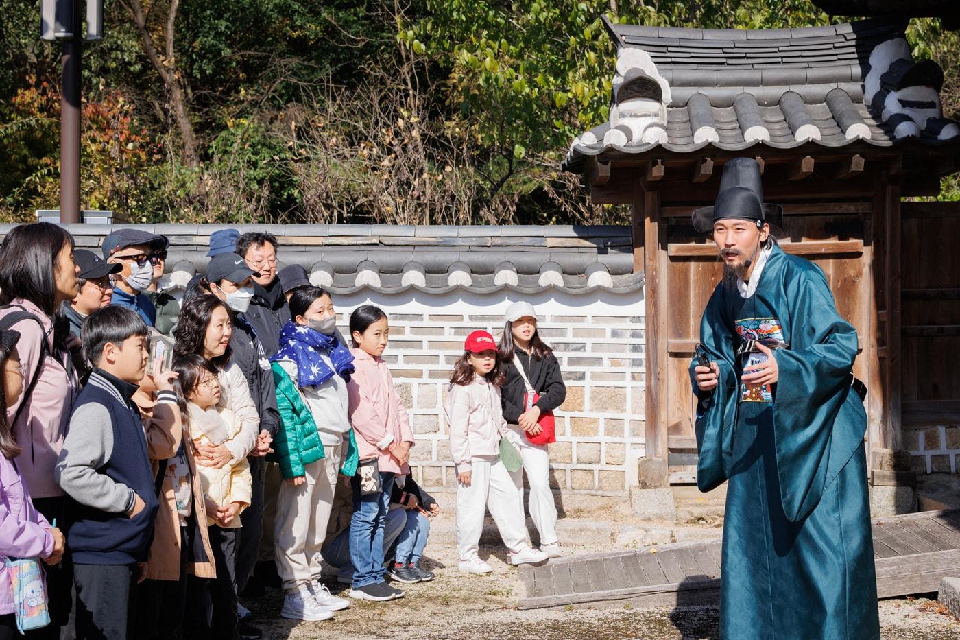 본문 이미지 - 지난해 '조선왕릉축전'에서 '능참봉이 들려주는 왕릉이야기' 행사 모습(국가유산청 제공)